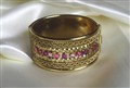 Guld blanktonat armband med lila o rosa stenar. bredd ca3.3cm. omkrets ca 20 cm. diameter ca 6cm.jpg